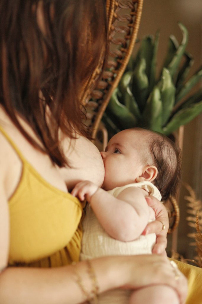 goute de lait, séance maman bébé au studio photo