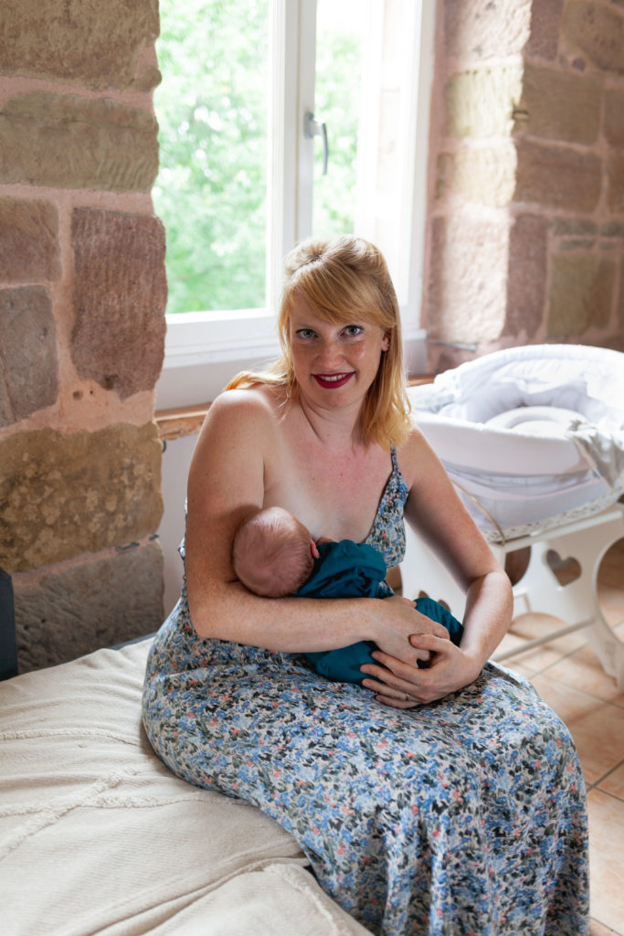 Maman bebe allaitement après le bain