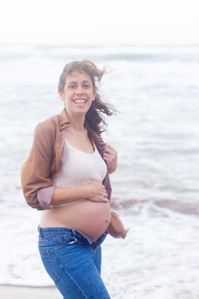 Enceinte dans l'attente de bébé au bord du lac