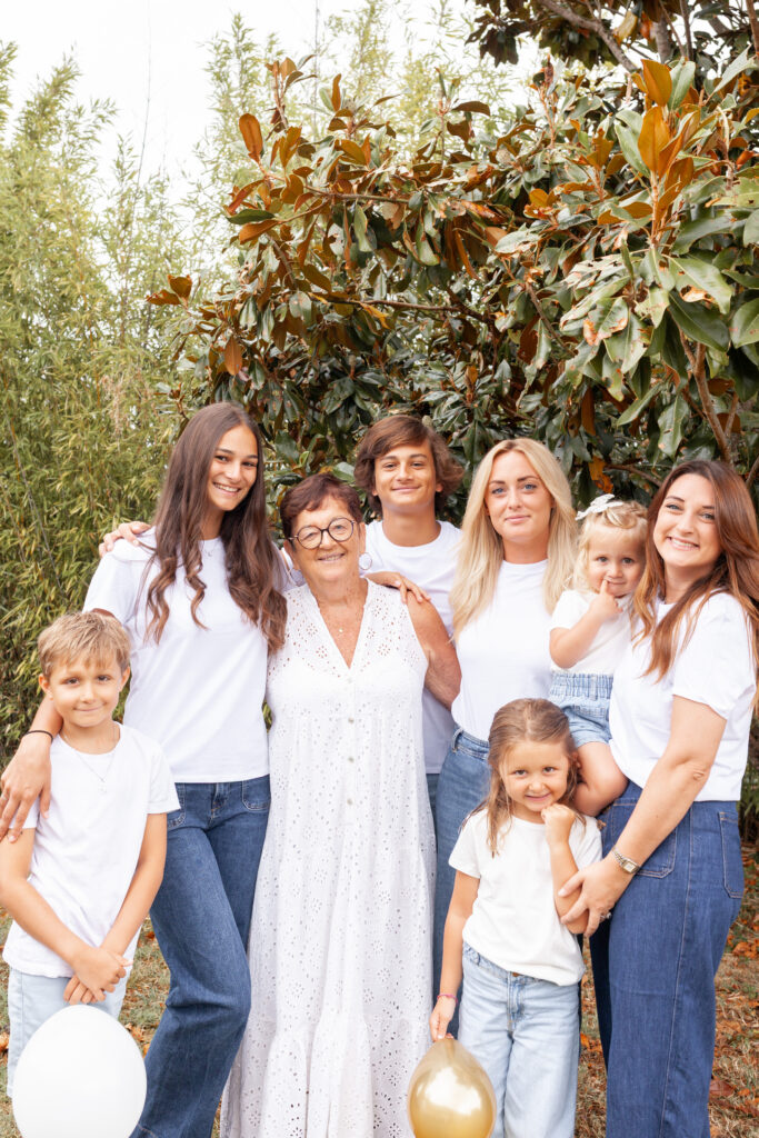 seance photo grand mère entourée de ses petits enfants