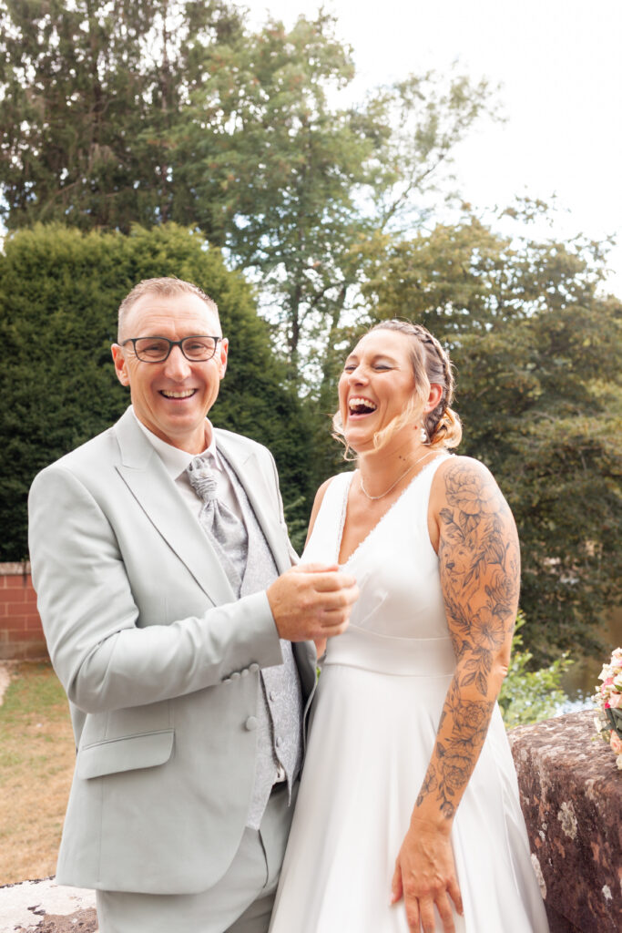 éclats de rire des mariés à Saint Viance