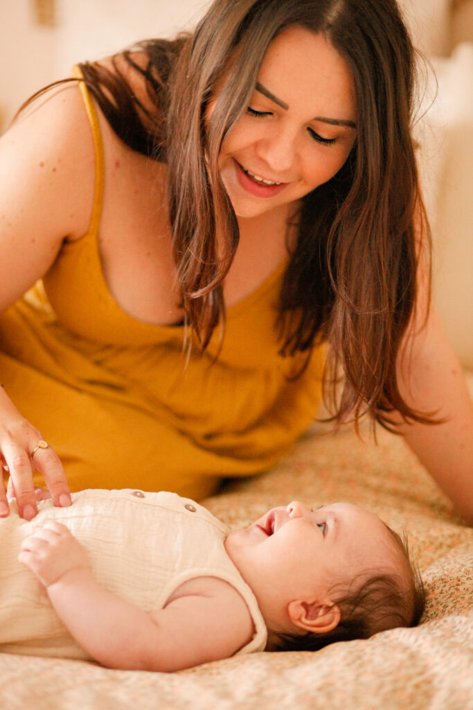 Jeux entre maman et bébé